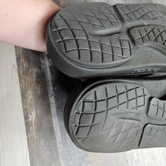 Oofos Black Flip Flop Sandals Size 42 Men\'s 9 or Women\'s 11